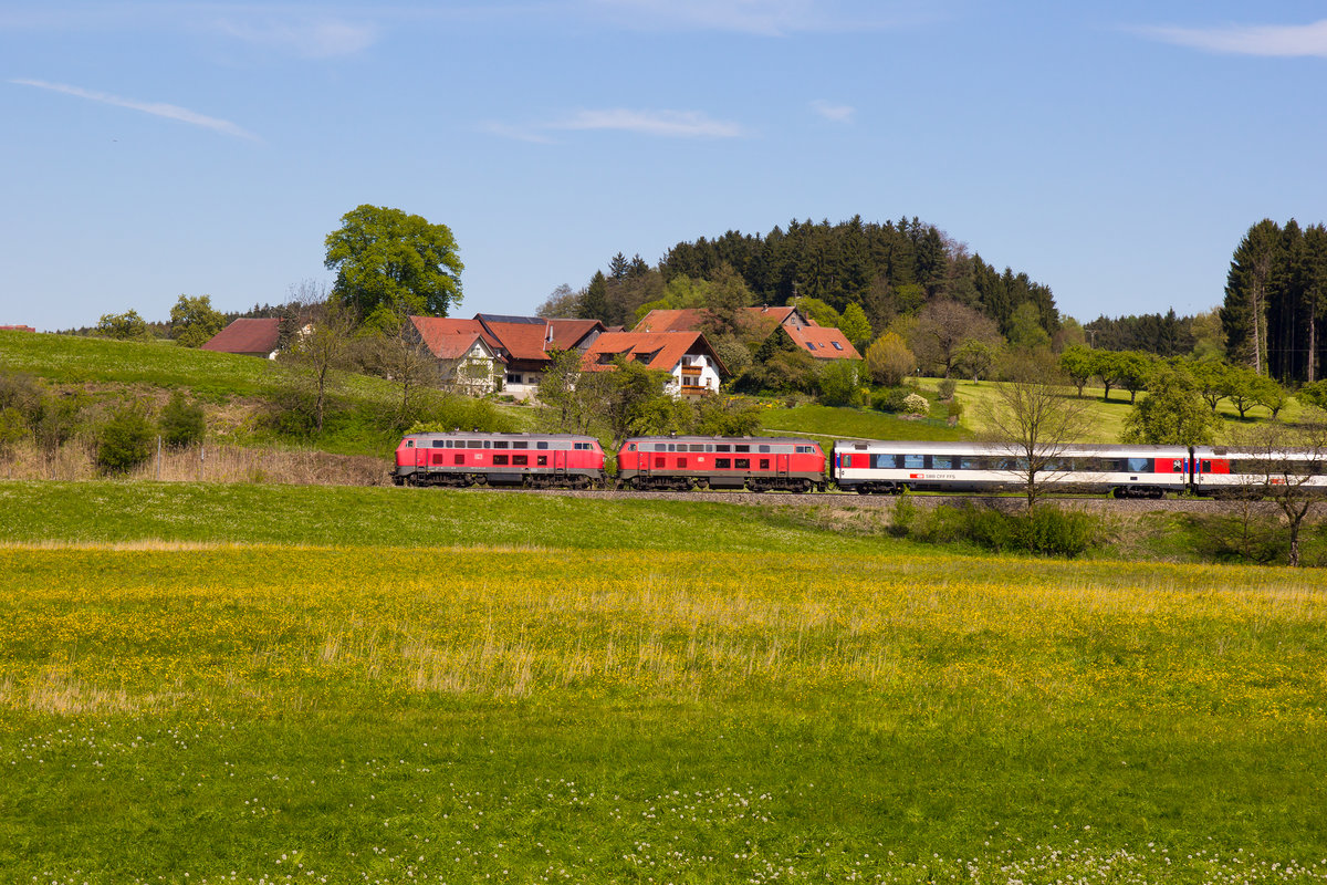 Der Eurocity aus München nach Zürich über Lindau Hbf. Kurz vor Oberreitnau, 30.4.17.