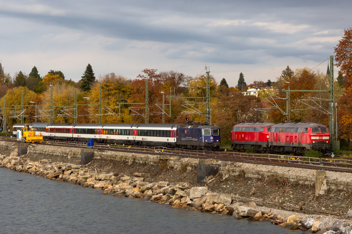 Der Eurocity EC 195 aus Zürich nach Lindau auf dem Bahndamm mit den wartenden 218ern. 421 392-2; 218-452-1 und 418-2. 30.10.20