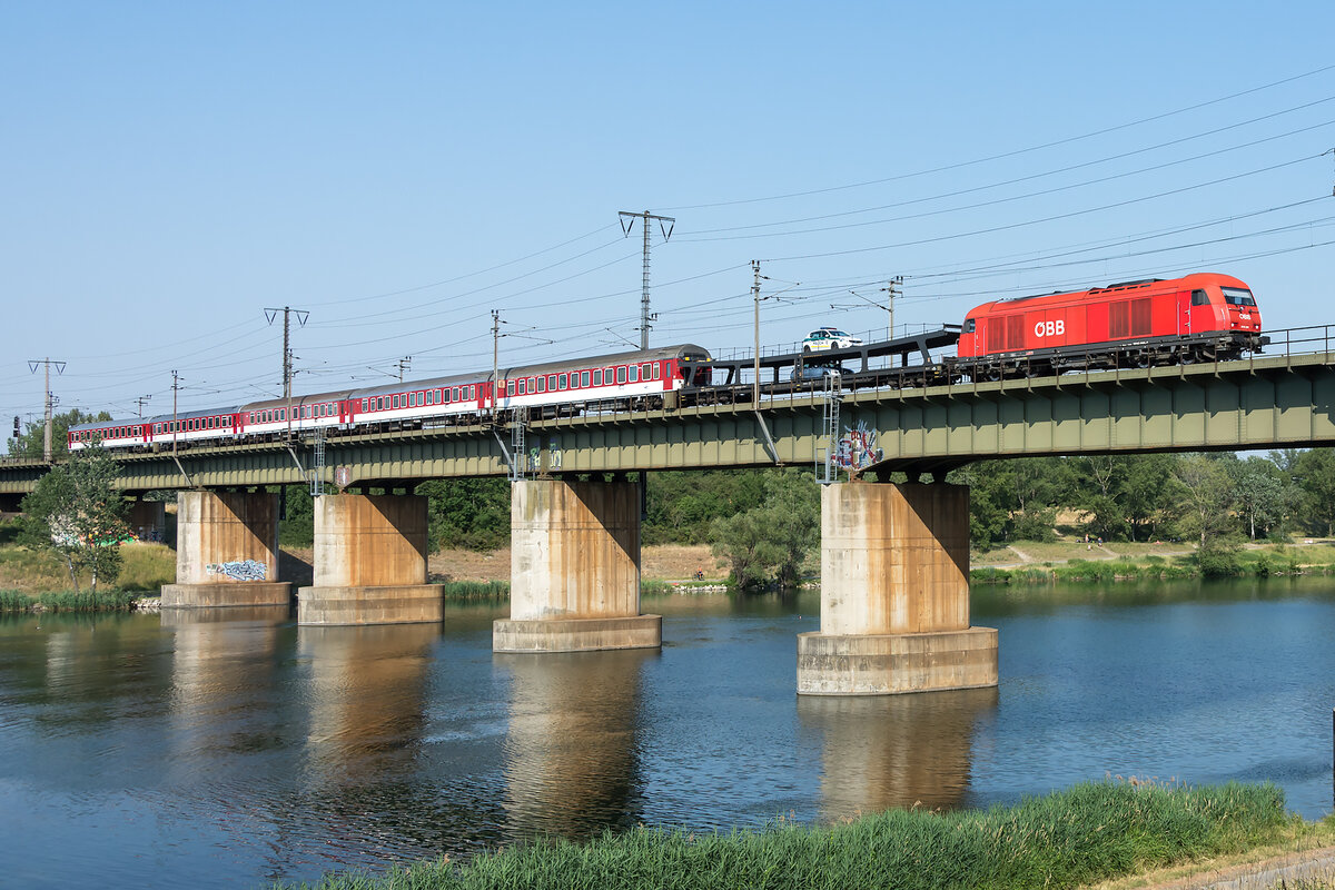 Der Euronight 1253 von Bratislava nach Split beim Überqueren der neuen Donau in Wien. Die Aufnahme entand am 29.06.2021.