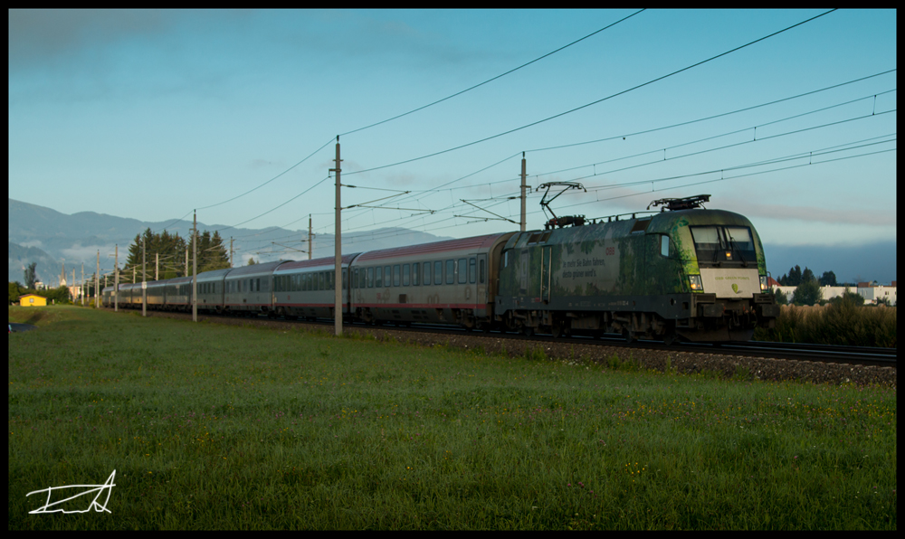 Der Euronight 234 aus Rom fährt in den frühen Morgenstunden mit der 1016.023 durchs Murtal nahe Zeltweg. 14.08.2016