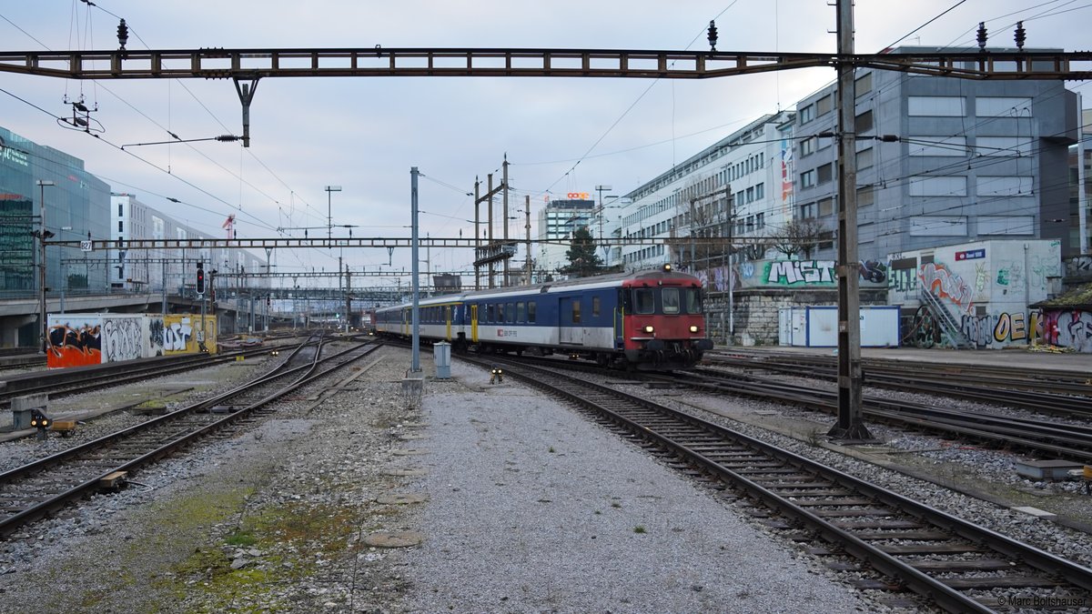 Der EW I Pendel mit der schiebenden Re 420 135 erreicht als ICE Ersatz den Bahnof Basel SBB. Er vertrat einen defekten ICE 4 als Zug 72 von Zürich bis Basel. Die EW I Pendel werden noch bs Ostern im Raum Basel unterwegs sein. Basel 10.01.2020