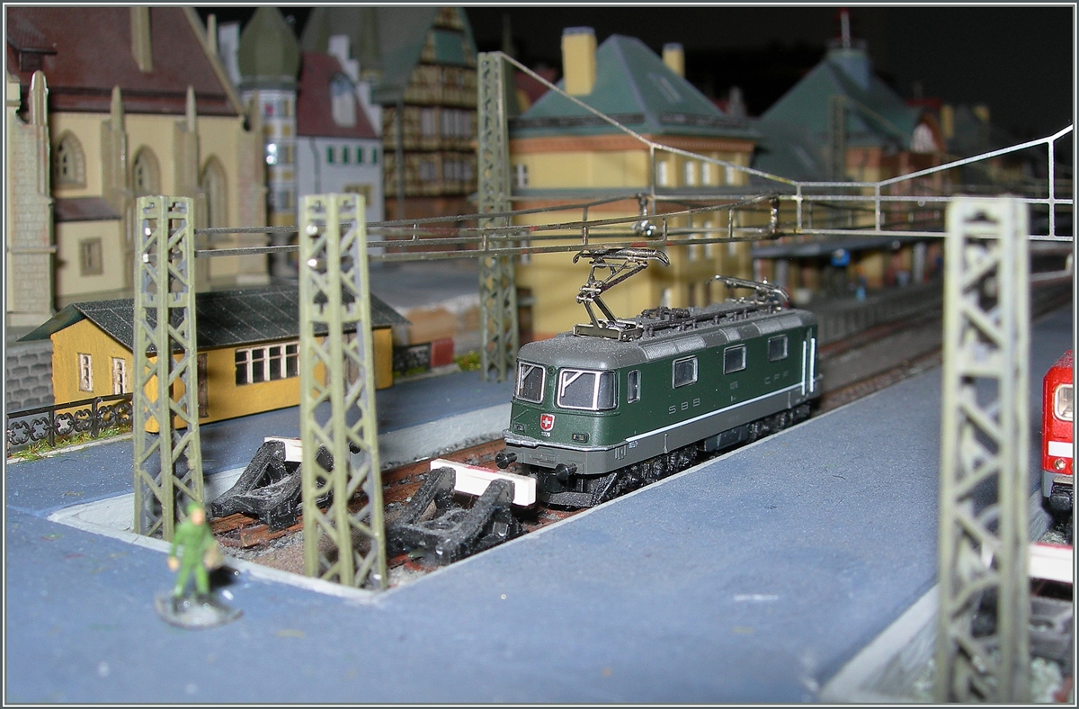 Der EW-II Schnellzug ist abgefahren und die SBB Re 4/4 II wartete auf die Zustimmung zur Fahrt ins Depot. 
Die Aufnahme ehtstand auf meiner fMärklin mini Club Z Spur Anlage am 20. Jan 2015