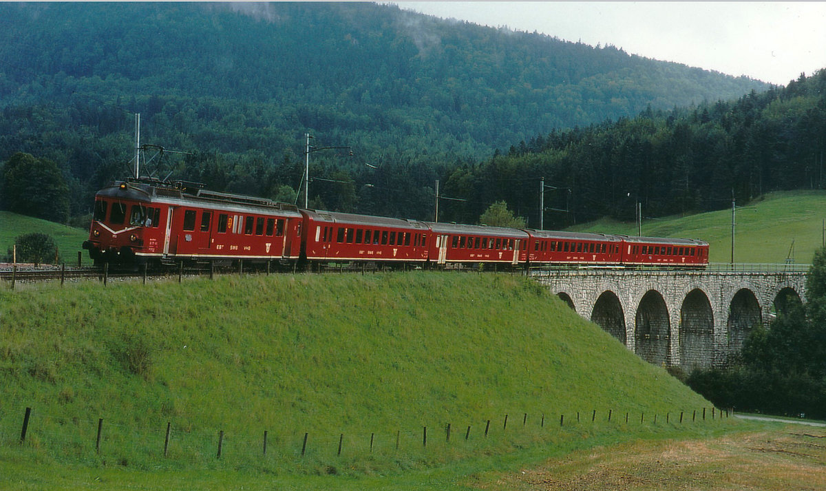 Der ewige Kampf gegen die Stilllegung der Bahnstrecke Solothurn-Moutier.
SBB/BLS/SMB: Bereits im Jahre 1996 drohte die Betriebseinstellung der SMB. Für den Erhalt der Bahn wurde ein Verein Pro SMB gegründet. Am 16. September 1996 kam es in Solothurn zu einer grossen Kundgebung. Als Demonstrationszug von Solothurn nach Moutier und zurück stand ein fünfteiliger Miragependelzug mit dem BDe 4/4 252 II  Willisau  im Einsatz. Auf der Rückfahrt wurden am Viadukt in Corelles entsprechende Transparente ausgerollt. 
Foto: Walter Ruetsch 