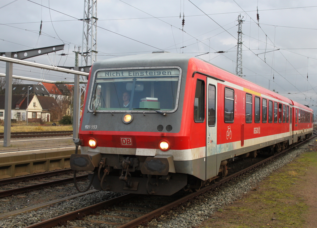 der ex Braunschweiger 928 553-6 beim Rangieren im Rostocker Hbf am 11.12.2015