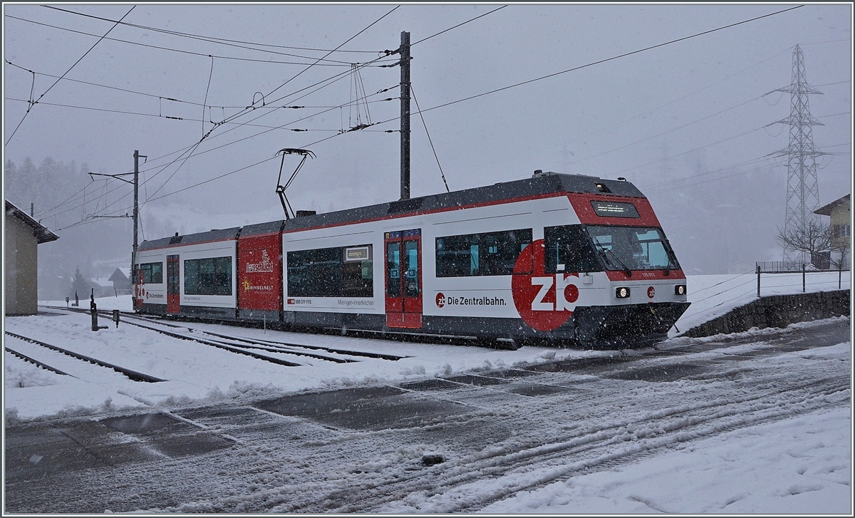 Der ex CEV Be 2/6 7004  Montreux, nun als Zentralbahn Be 125 013 unterwegs, erreicht bei garstigem Wetter von Meiringen kommend sein Ziel Innterkirchen.
Grundsätzlich möchte die Zentralbahn ihre Regionalzüge von Interlaken Ost bis Innertkichen durchlaufen lassen, was ja auch sinnvoll ist. Dem steht zur Zeit noch entgegen. dass die ehemalige MIB Strecke mit Gleichstrom elektrifiziert ist (im Gegensatz zur Wechselstromausrüstung der Brünigbahn). Bis zur früheren oder späteren Verwirklichung dieser durchgehenden Verbindung dürfte der ex CEV GTW Be 2/6 7004 eine gesicherte Zukunft im Mittelpunkt der Schweiz haben; und wer weiss, eines Tages kehrt er vielleicht an die Riviera zurück, zur Blonay-Chamby Bahn...

16. März 2021