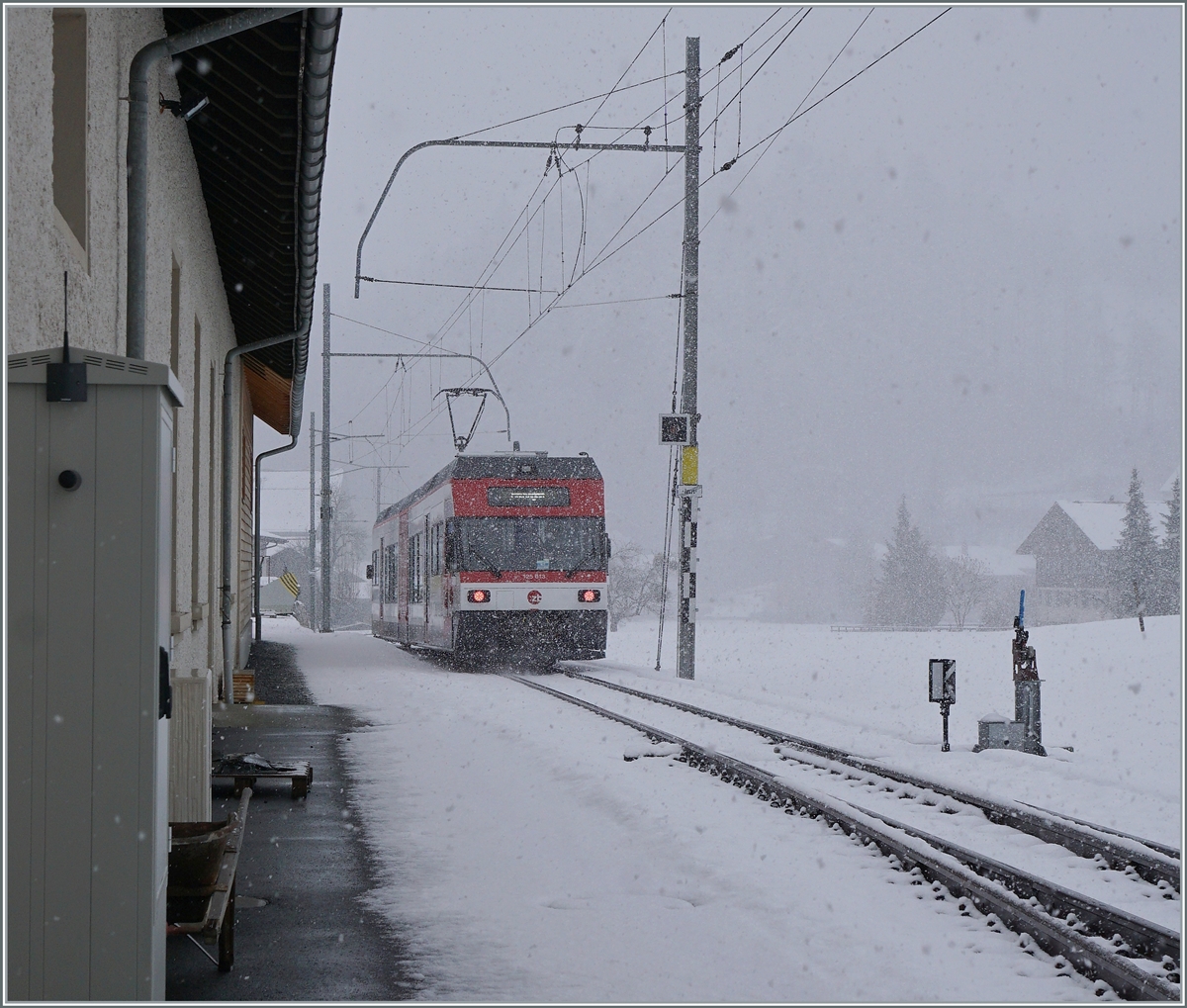 Der ex CEV Be 2/6 7004  Montreux, nun als Be 125 013 bei der Zentralbahn bei der Ausfahrt in  Innertkirchen auf dem Weg nach Meiringen. 

16. März 2021
