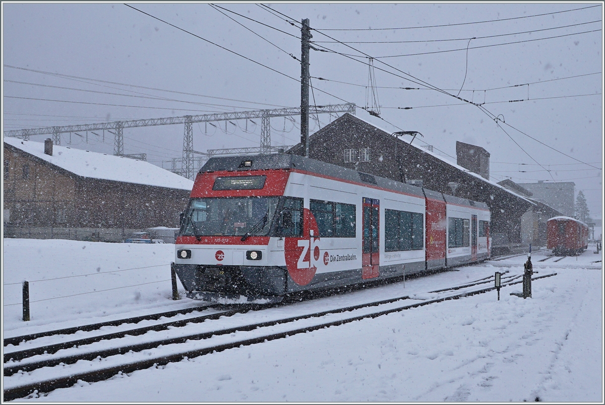 Der ex CEV Be 2/6 7004  Montreux, nun als Be 125 013 bei der Zentralbahn verlässt bei starkem Schneefall Innertkirchen mit dem Ziel Meiringen.

16. März 2021
