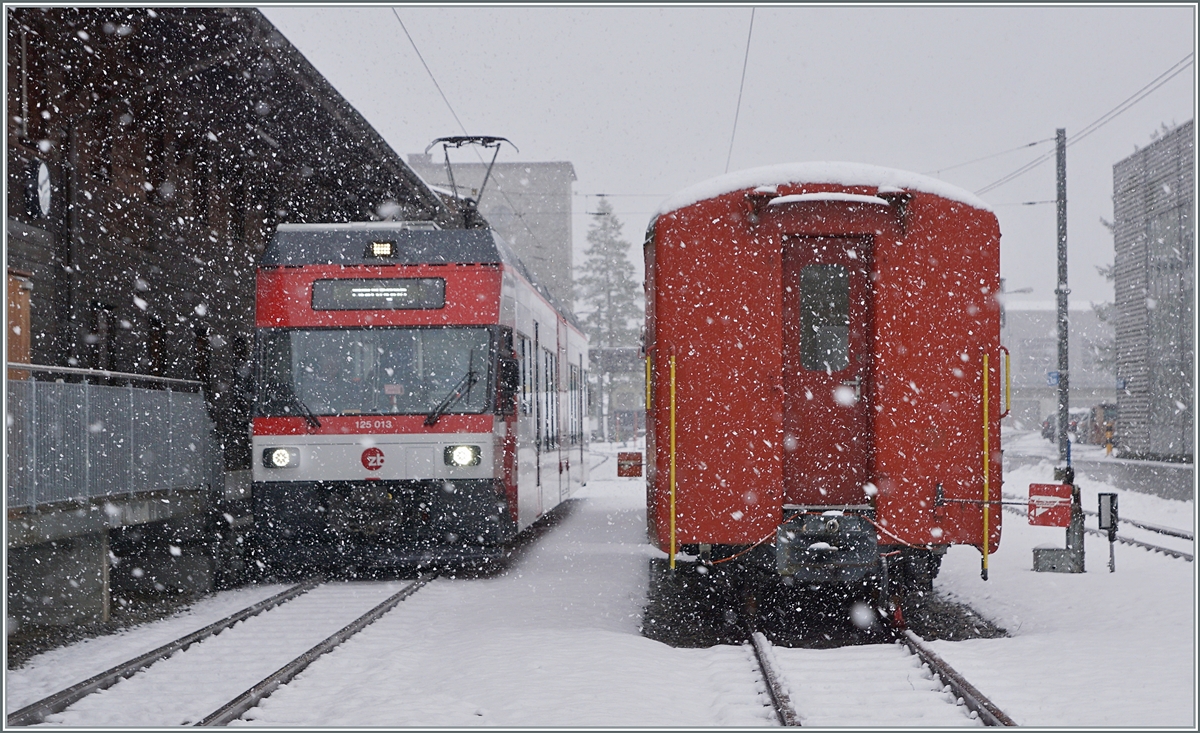 Der ex CEV Be 2/6 7004  Montreux, nun als Be 125 013 bei der Zentralbahn wartet bei garstigem Wetter in Innertkichen auf Abfahrt nach Meiringen. 

16. März 2021