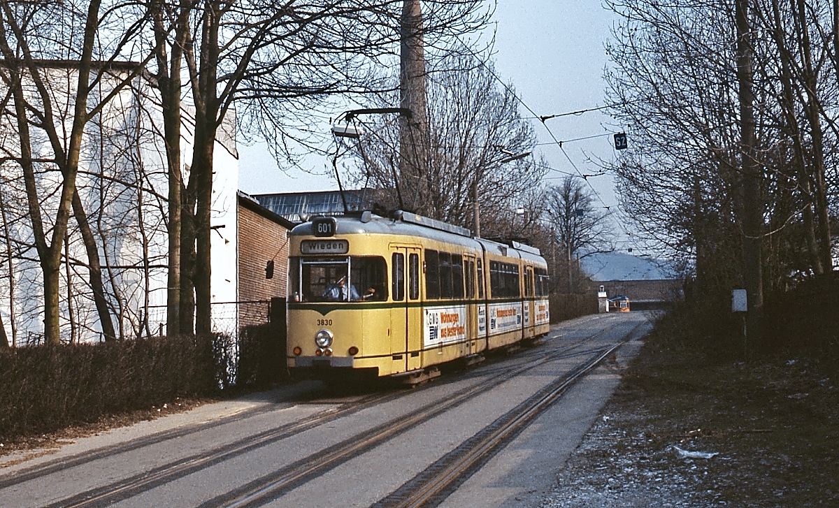 Der ex-Dortmunder Zweichtungsachtachser 3830 verlässt um 1985 den Betriebshof Heckinghausen. Da zu diesem Zeitpunkt noch nicht endgültig feststand, ob und wann die Wuppertaler Straßenbahn eingestellt werden sollte, kauften die Wuppertaler Stadtwerke  insgesamt neun dieser Triebwagen.