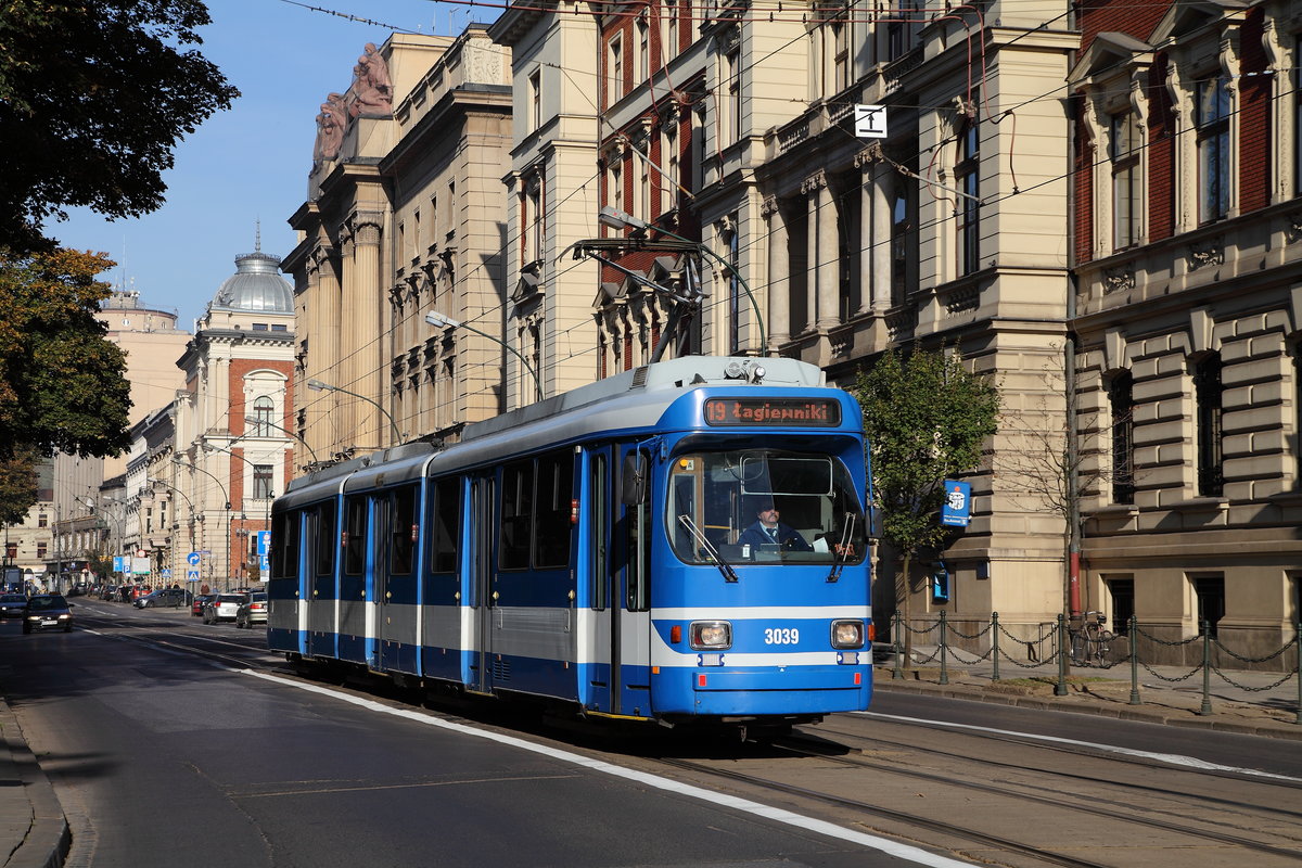 Der ex-Düsseldorfer GT8S 3039 hat 2011 in Krau seine zweite Heimat gefunden und erhielt dort wie alle seiner Brüder einen attrraktiven blau/weißen Lack, der die schöneFormgebung wunderbar betont. Am 05.10 2013 war er auf Basztowa nördlich der Altstadt unterwegs.
