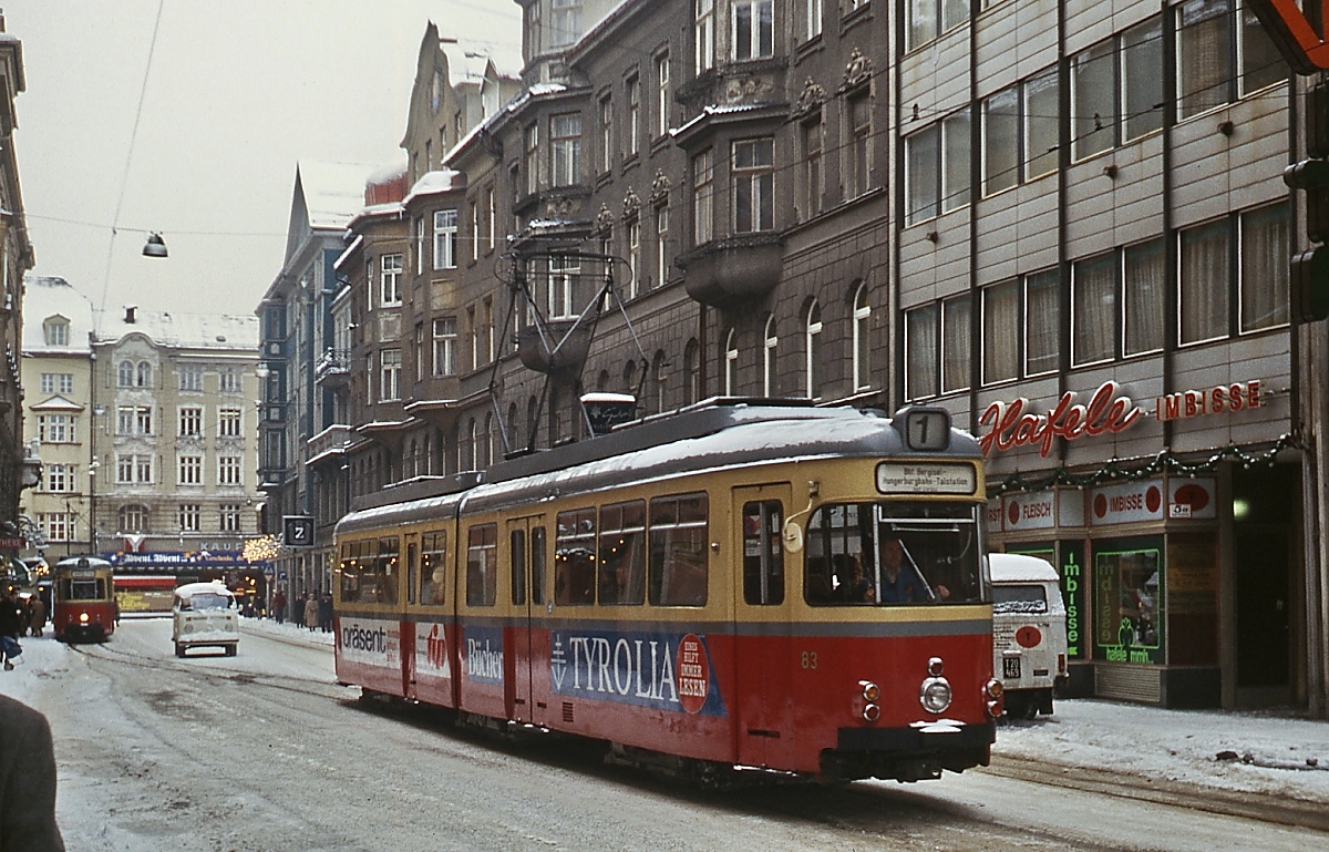 Der ex-Hagener Triebwagen 83 durchquert im Januar 1980 auf der Lnie 1 vom Bahnhof Bergisel zur Hungerburgbahn die Innsbrucker Innenstadt. Nach der Umstellung der Stubaitalbahn auf Gleichstrombetrieb wurden die Triebwagen 81-88 (unter Zufügung eines Mittelteils zum Achtsachser umgebaut) auf dieser Linie eingesetzt.