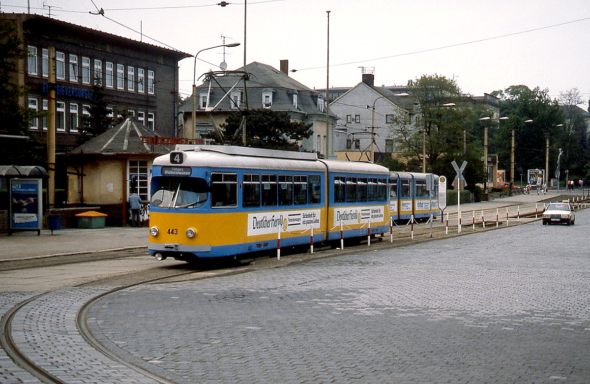 Der ex-Mannheimer GT6 443 verläßt im Frühjahr 1993 die Haltestelle vor dem Gothaer Hauptbahnhof in Richtung Tabarz/Waltershausen, Der Triebwagen wurde 2006 nach einem Unfall verschrottet.