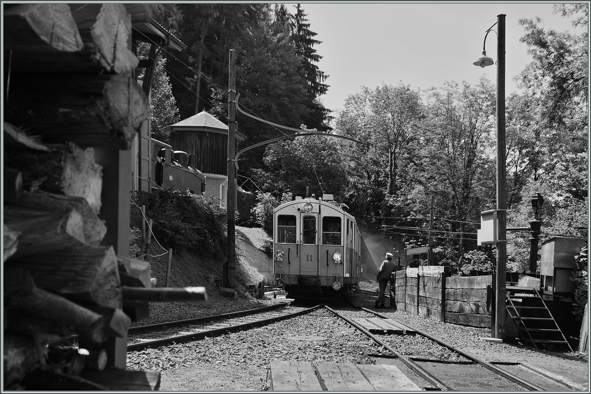 Der (ex) MOB BCFe 4/4 11 von Chamby kommend muss in Chauli einen Moment auf die freie Einfahrt warten.
9. Juni 2014