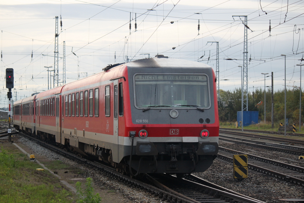 Der ex M�hldorfer 628 556-2 war am 09.10.2014 mit 928 658-3 von Rostock Hbf nach G�strow/L�beck unterwegs.
