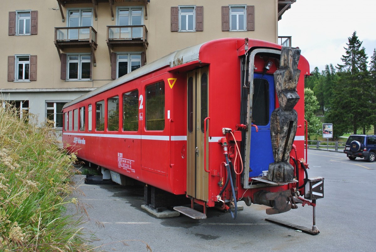 Der ex. RhB Bernina Bahn B 2211 steht auf einem Parkplatz neben dem Bahnhof St. Moritz, 26.08.2013.