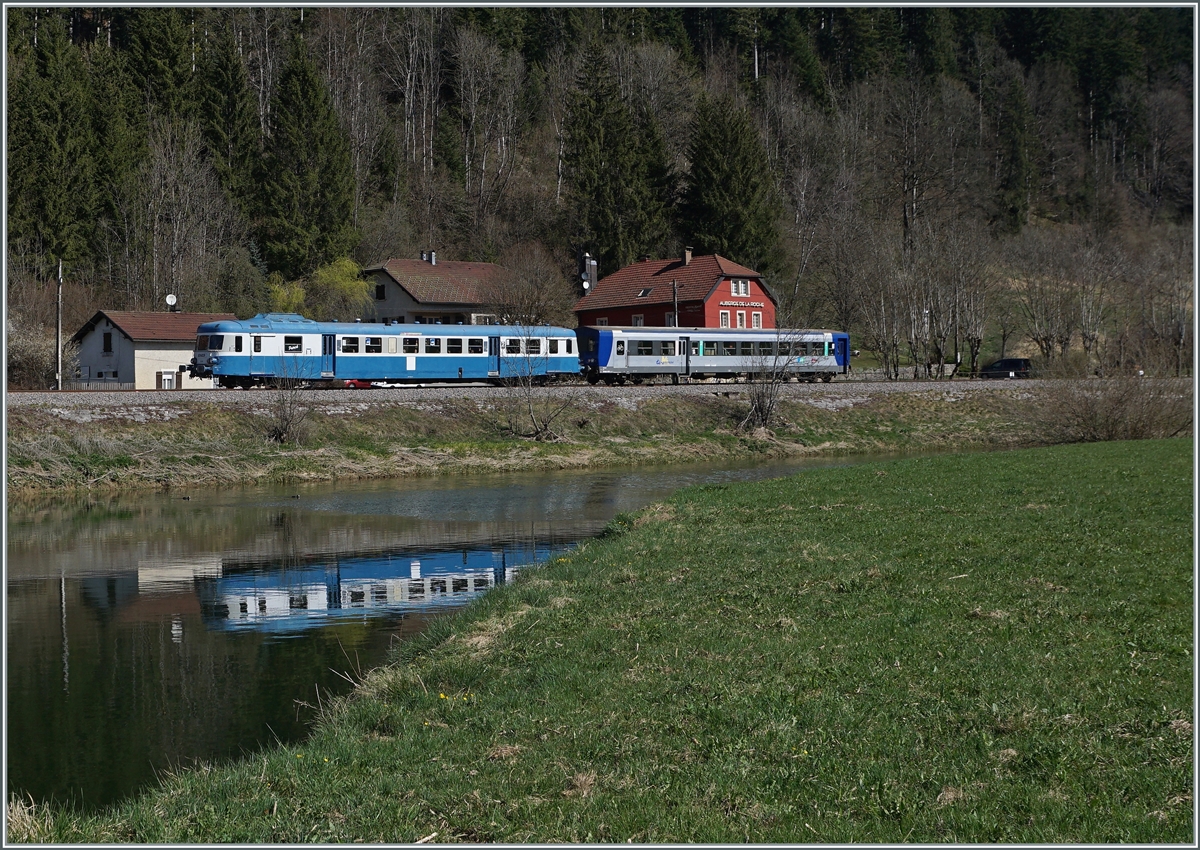 Der (ex) SNCF X ABD 2816 ist im Rahmen einer Ostersonderfahrt beim den kleinen Weiler Pont de la Roche unterwegs. Der Dieseltriebwagen gehört der  Assosiation l'autrail X2800 du Haut Doubs . 

16. April 2022