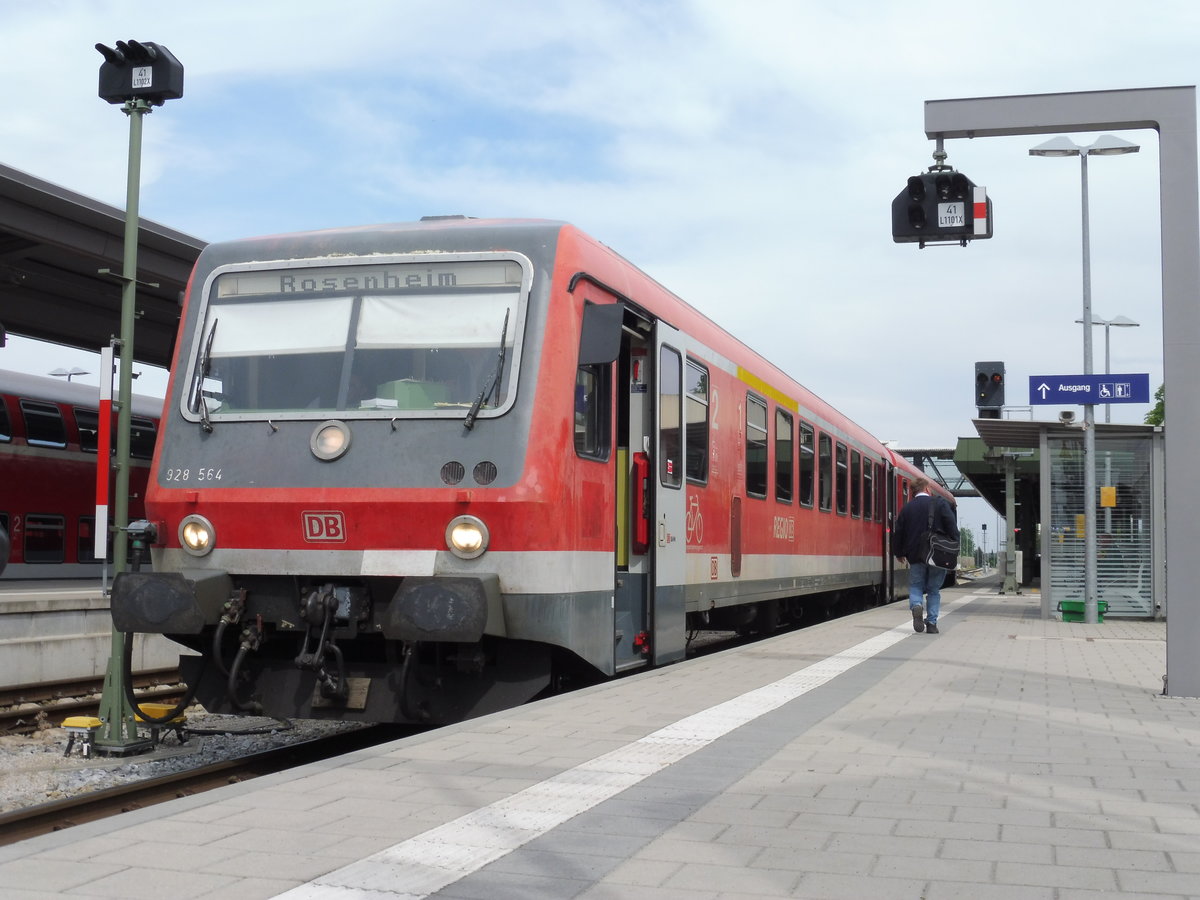 Der ex Ulmer und davor Braunschweiger 628 564 ist mittlerweile bei der Südostbayernbahn als Reserve Fahrzeug unterwegs. Hier steht er als RB nach Rosenheim in Mühldorf(Obb), Mai 2018