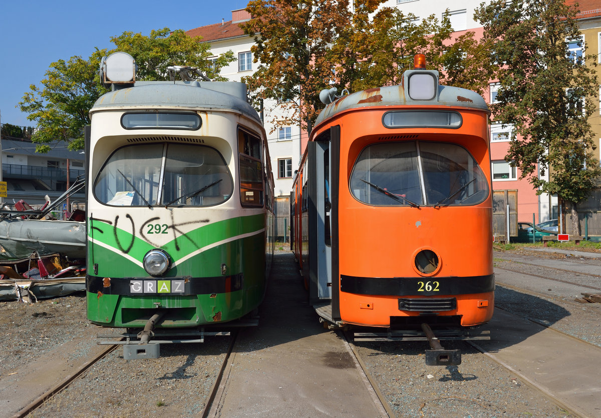 Der ex Wiener E1 TW 292 sowie der legendäre Schienenschleifwagen TW 262 (weltweit der erste mit Thyristorsteuerung) haben sich am 09. Oktober 2018 ihrem Schicksal ergeben und warten stoisch der Verschrottung entgegen. (vom Parkplatz fotografiert)
