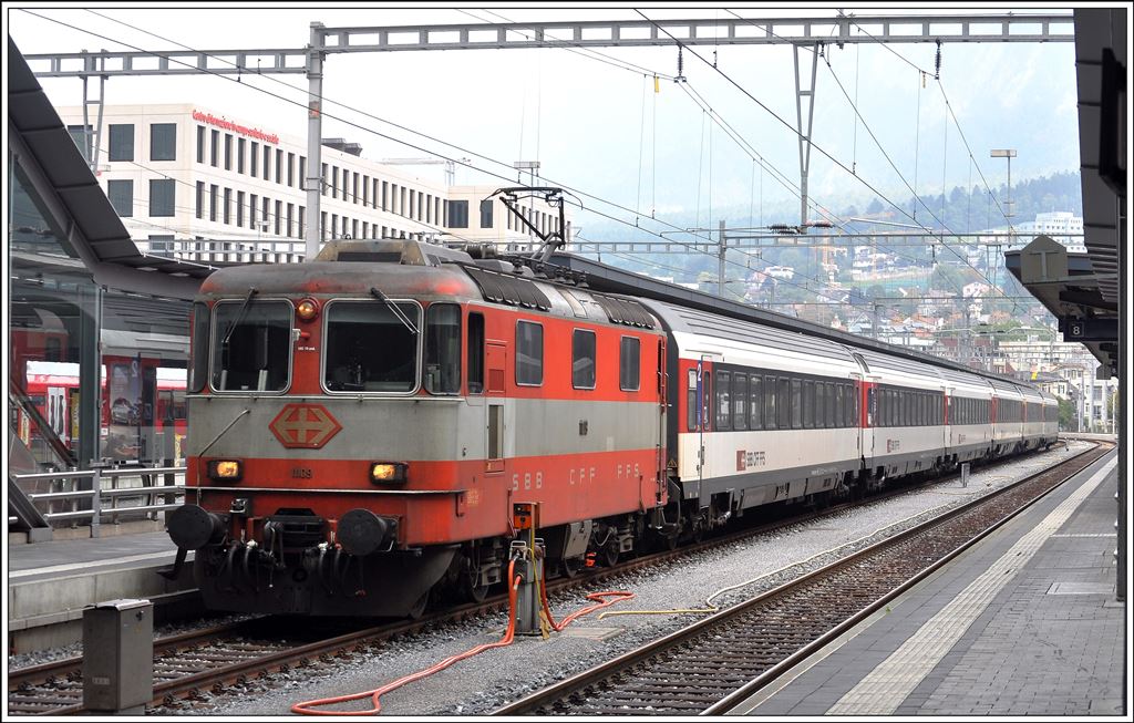Der Exot 11109 verkehrt immer noch in den ehemaligen Swiss Express Farben und hat soeben den IC10769 nach Chur gebracht.(02.10.2014)