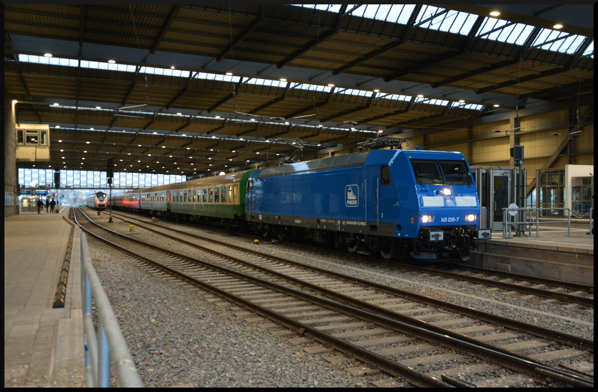 Der exPRESSzugreisen-Sonderzug DPE 1820/1821 Dresden - Wernigerode u. z. wurde am 31.10.2024 mit drei verschiedenen Lokomotiven befördert. Von Dresden bis Zwickau/Sachsen war Lok Nr. 1 die Elektrolok PRESS 145 030-7, hier beim Halt in Chemnitz Hbf, eingeteilt. In der westsächsischen Industriestadt erfolgte der Lok- und Traktionswechsel von Elektro- auf Dampf- und Dieseltraktion. Die Loks Nr. 2 Dampflok PRESS 01 0509-8 mit Zusatztender und Nr. 3 Diesellok PRESS 118 757-4 beförderten den Sonderzug dann bis ans Ziel am nördlichen Harzrand. Die Diesellok am Zugschluss war notwendig, um den gesamten Zug für die Rückfahrt in Halberstadt über das Gleisdreieck zu drehen. Das Fehlen einer funktionsfähigen Drehscheibe in Wernigerode und Umgebung erforderte diesen Aufwand.