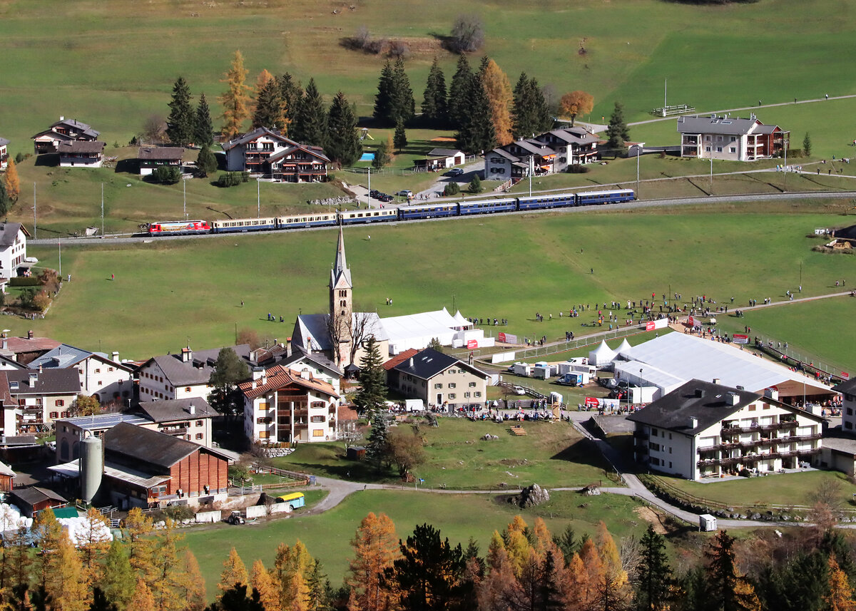 Der Extrazug mit den Salon- und historischen Speisewagen für die geladenen Gäste und Journalisten fährt anlässlich des Weltrekordversuchs 'längster Schmalspur-Personenzug der Welt' von Preda zurück nach Chur, hier eingangs Bergün. 29.10.2022