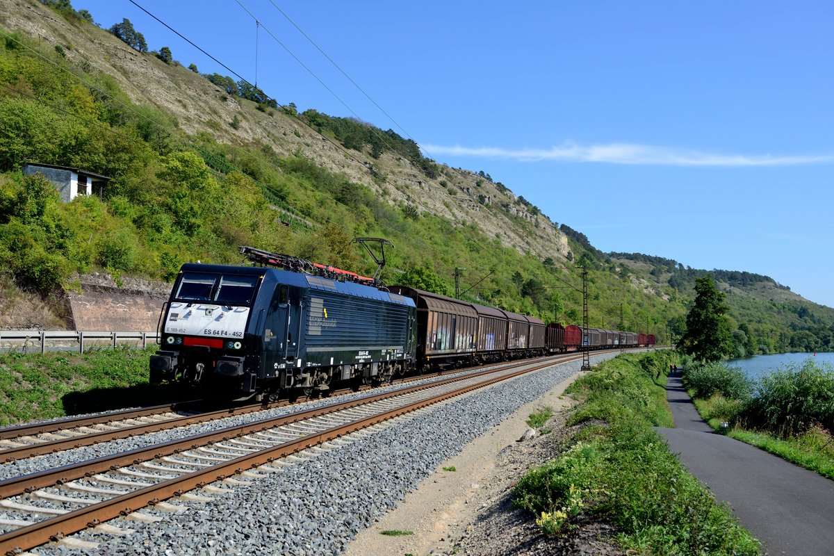 Der EZ 51696 von Nürnberg Rbf Ausf nach Kassel Rbf wurde am 30. August 2015 von der von MRCE angemieteten ES 64 F4 452 bespannt. Zwischen Karlstadt und Gambach im Maintal konnte der gemischte Güterzug fotografiert werden. Schwarze 189-er gehören nicht gerade zu meinen bevorzugten Foto-Objekten, aber bei einem sauberen Exemplar in DB Schenker Diensten kann man schon mal den Auslöser betätigen.