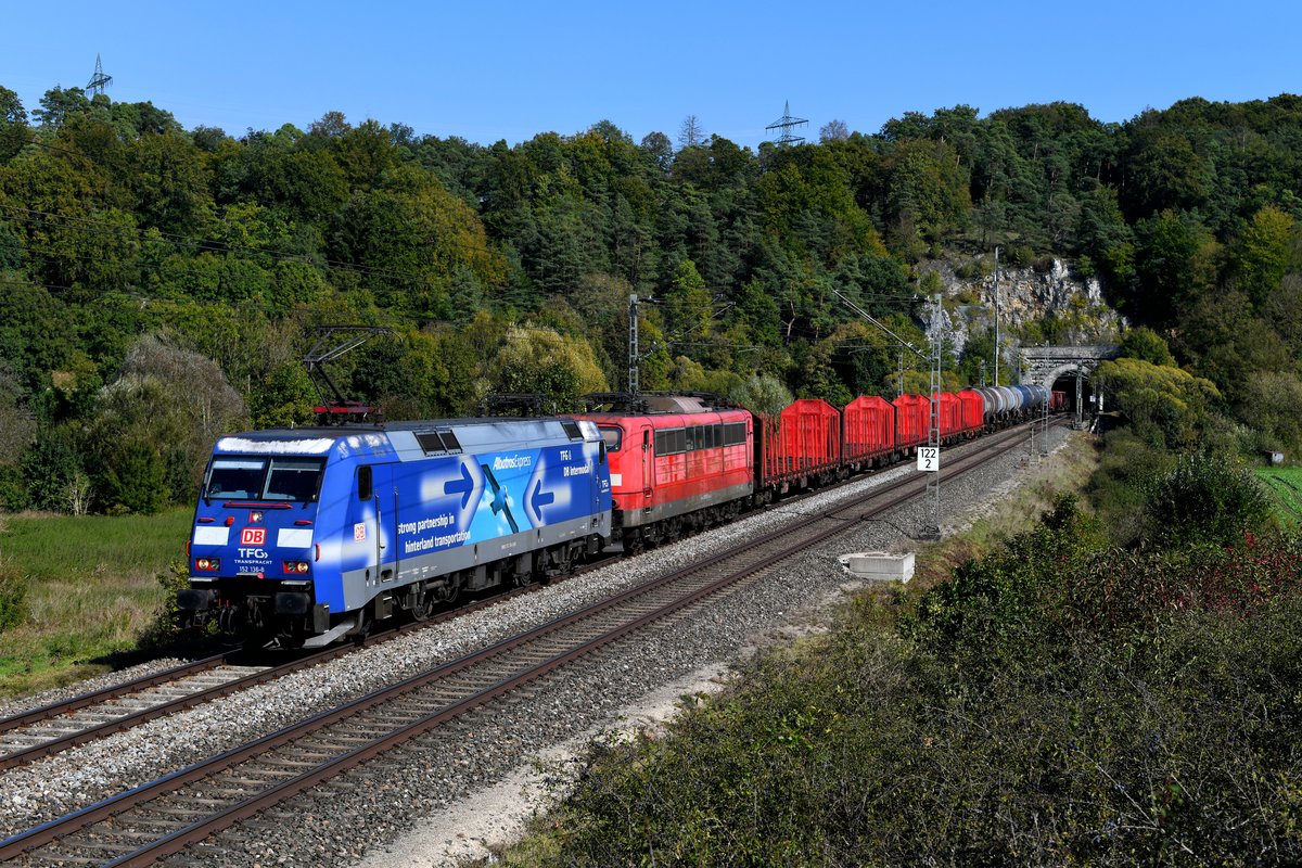Der EZ 51784 von München Nord nach Nürnberg Rbf wurde am 28. September von der  Albatros  152 136 bespannt. Mit dem gemischten Güterzug wurde auch die 151 031 überführt. Die Leistung konnte ich im Altmühltal beim Verlassen des Esslinger Tunnels aufnehmen.