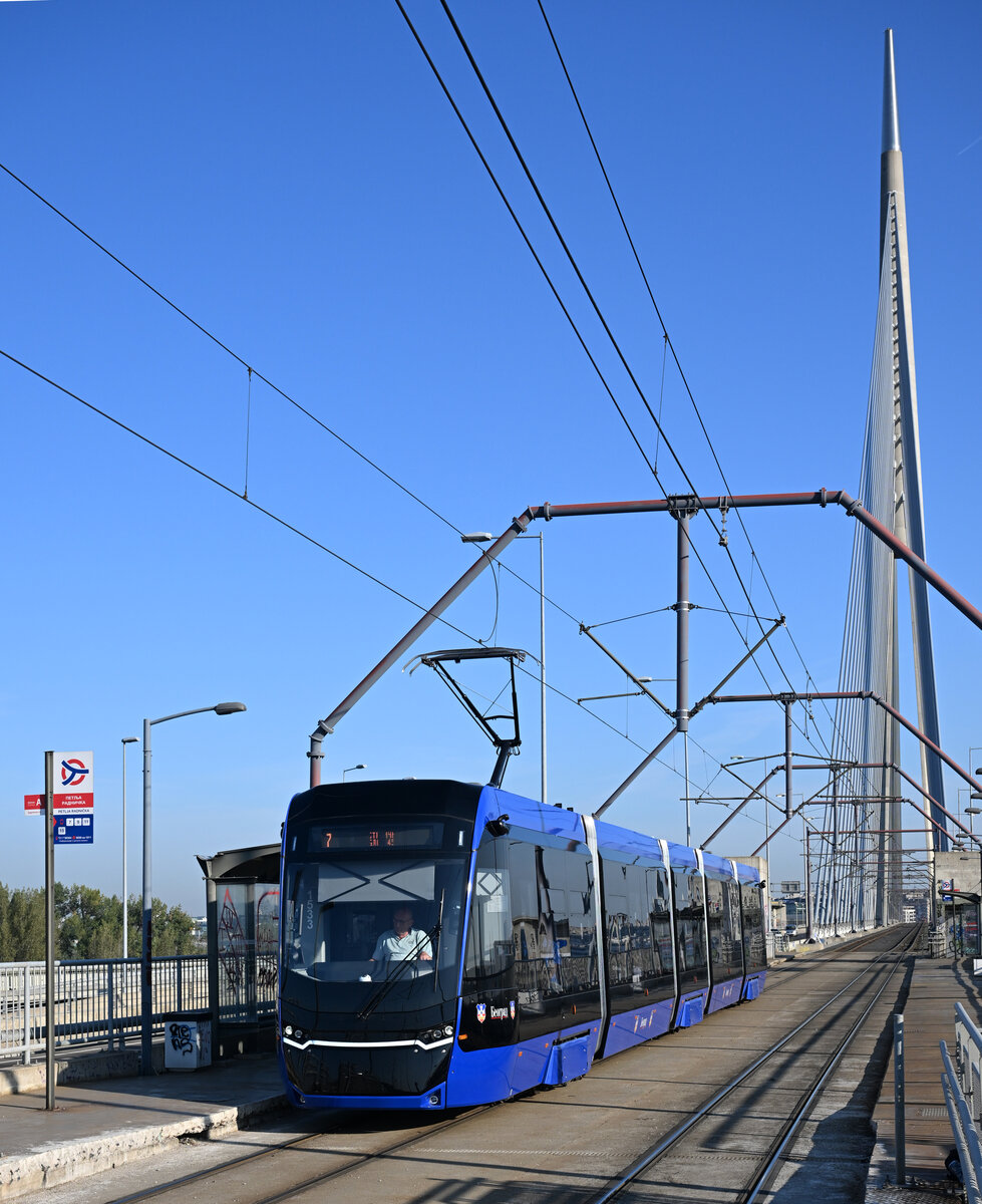 Der fabriksneue Triebwagen 1533 von Bozankaya Model 2021 war am frühen Morgen des 13. September 2025 auf der Linie 12 vom Blok 45 nach Ustanička unterwegs, und wurde dabei von mir auf der Savebrücke Most preko Ade Ciganlije fotografiert, welche eine Gesamthöhe von 200 Metern und eine Gesamtlänge von 996 m aufweist.