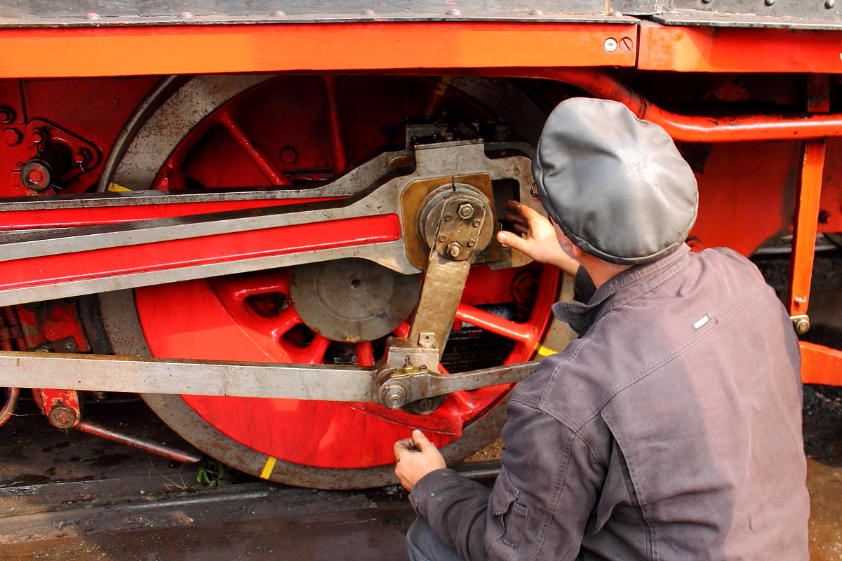 Der Fachmann verringert das Lagerspiel des Treibstangenlagers (Teil 2).
Sitzt und passt.
So gesehen bei der 131.060 des HEW e. V. beim 13. Eisenbahnfest in Berlin-Schöneweide am 17.09.2016.

