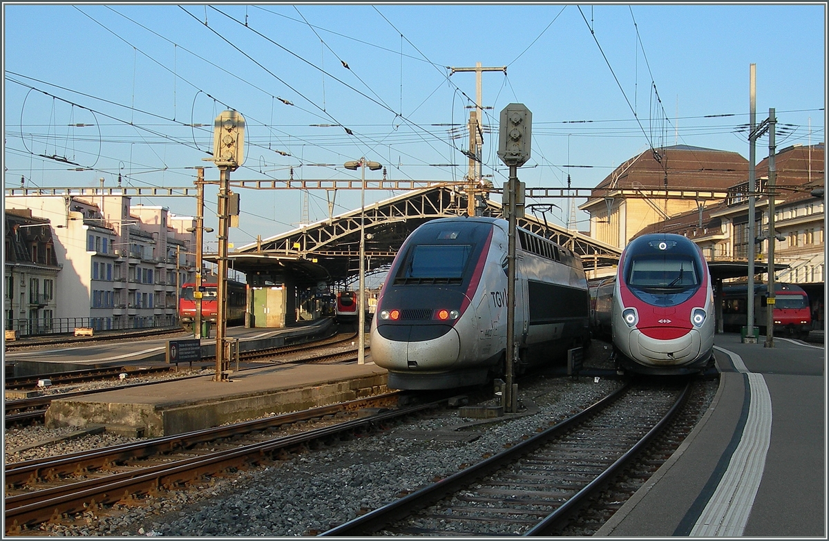 Der eine fährt nach Paris, der andere nach Venezia: TGV Lyria und SBB RABe 503 im noch schattigen Bhanhofs-Bereich von Lausanne.
27. Feb. 2016