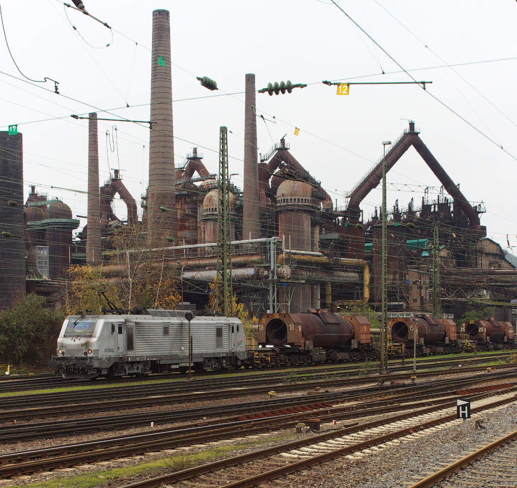 Der fahrbare Mittagstisch.....die Suppe kommt - Pünktlich zur Mittagszeit (11.58 Uhr) bringt Akiem 37002 die heiße Suppe aus Dillingen nach Völklingen. Früher wurde die Suppe im Hintergrund selbst gekocht, seit Ende der 80er Jahre befindet sich die Suppenküche in Dillingen/Saar und es gibt den Fahrservice der von der DB bis 2003 und von 2008 bis 2013 durchgeführt wurde. Von 2003 bis 2008 war die SBB für den Suppenzug zuständig. Seit 2014 fährt SaarRail (Saastahl) die Züge in eigener Regie mit Loks der SNCF Tochter Akiem. Völklingen 01.12.2014