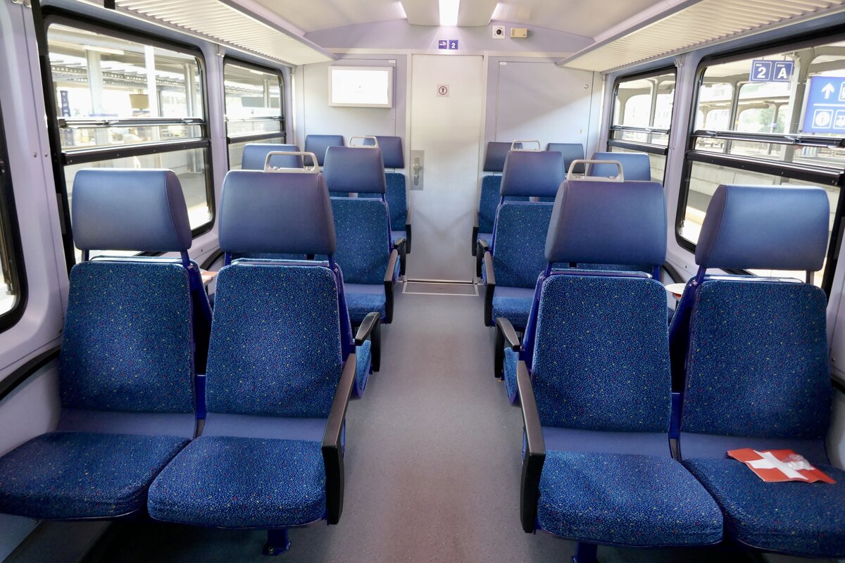 Der Fahrgastraum der 2. Klasse im ABeh 4/4 II am 19.9.25 in Interlaken Ost.

