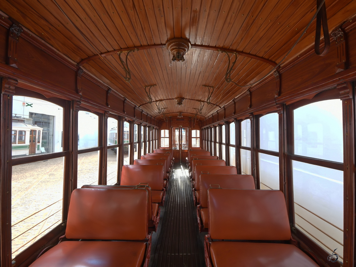 Der Fahrgastraum von Straßenbahnwagen No.274 Ende Januar 2017 im Museu do Carro Eléctrico Porto.