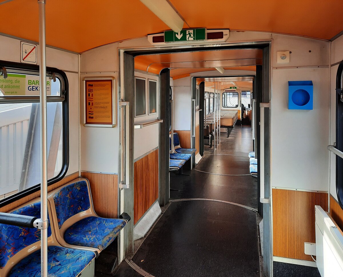 Der Fahrgastraum vom Wagen 5 der Wuppertaler Schwebebahn, am 16.02.2023 im F�rdertechnikmuseum Sinsheim.