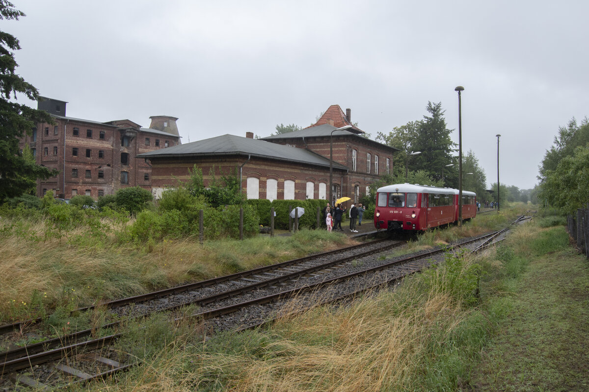Der Fahrgastverband Pro Bahn unternahm am 12.07.2025 zwecks der Reaktivierung des Personenverkehrs, der Bahn zwischen Neubrandenburg-Friedland, eine Sonderfahrt. Nach 11 Jahren somit der nächste Sonderzug auf der Strecke. 
Für die ca. 26Km lange Strecke benötigen die Züge 90 Minuten, mit größtenteils nur mit 10-20Km/h gefahren werden. Kein Wunder, das Gleis ist marode und wird zunächst 2025 für 9 Millionen Euro ausgebessert. Das heißt Holzschwellen werden ersetzt und Bahnübergänge erneuert und eine Geschwindigkeit von 70Km/h angestrebt. Hier ist Endstation für 172 001 und die Leute stiegen aus, um sich den Bahnhof, Friedland und die MPSB mit der 99 3353 unter dem Dach anzuschauen, die als einzige Lok in Friedland verblieben ist. Wer kennt noch die Aufnahmen von 1994?