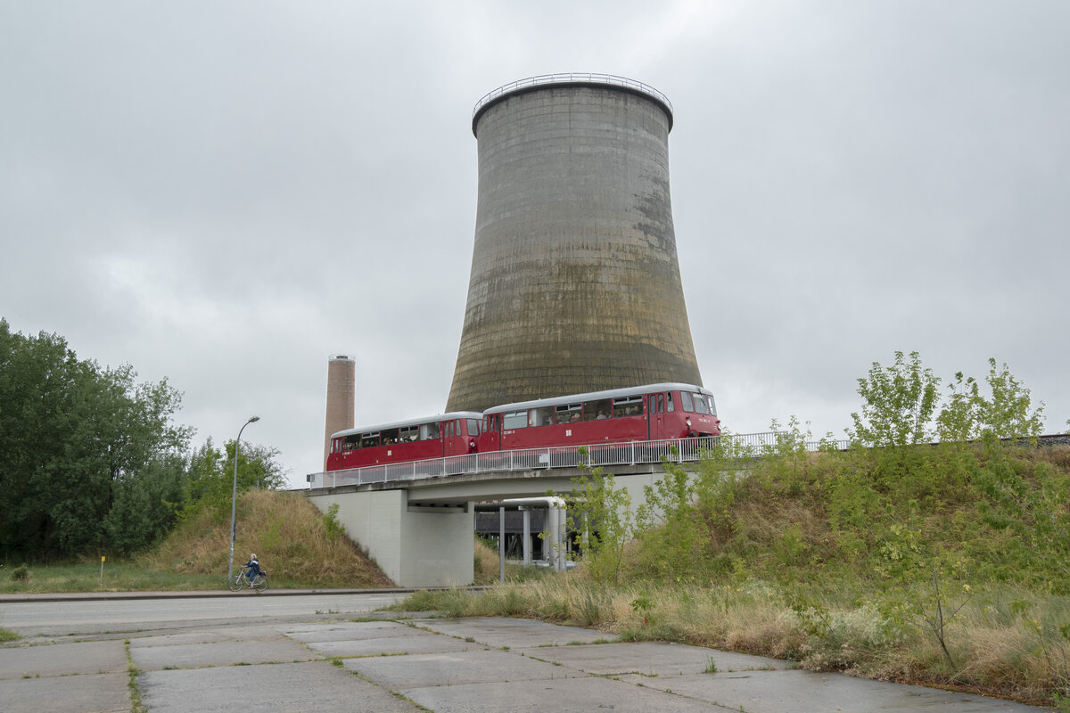 Der Fahrgastverband Pro Bahn unternahm am 12.07.2025 zwecks der Reaktivierung des Personenverkehrs, der Bahn zwischen Neubrandenburg-Friedland, eine Sonderfahrt. Nach 11 Jahren somit der nächste Sonderzug auf der Strecke. Für die ca. 26Km lange Strecke benötigen die Züge 90 Minuten, mit größtenteils nur mit 10-20Km/h gefahren werden. Kein Wunder, das Gleis ist marode und wird zunächst 2025 für 9 Millionen Euro ausgebessert. Das heißt Holzschwellen werden ersetzt und Bahnübergänge erneuert und eine Geschwindigkeit von 70Km/h angestrebt. Das ist der Kühlturm an der Ihlenfelder Straße in Neubrandenburg. Vom Bahnhof Neubrandenburg startete die Reise in Richtung Friedland. 172 001 ist an dieser Stelle noch sehr flott unterwegs. 