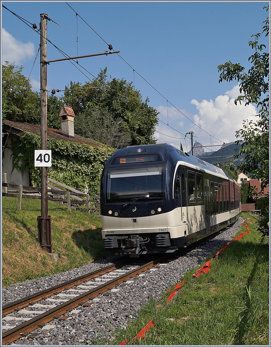 Der Fahrleitungsmast N° 23 mag nicht ganz so alt sein wie der Dent de Jaman im Hintergrund, dürfte aber schon eine Ewigkeit hier stehen. Als es vor gut fünfzehn Jahren darum ging, die Holzmasten durch Metalmasten zu ersetzen und dabei den Abstand von Mast zu Mast zu vergrössern, wehrte sich ein Anwohner mit Erfolg vor Gericht dagegen und so blieb der Fahrleitungsmast N° 23 in St-Légier stehen und trägt neuerdings sogar eine interessante Signaltafel mit der die hier einzuhaltende Höchstgeschwindigkeit angezeigt wird; bedeutend insofern, als dass die MVR die Höchstgeschwindigkeit seit dem 1. Juli 2019 um 25 % erhöht hat und nun auf dafür ausgebauten Streckenabschnitten mit bis zu 50 km/h unterwegs ist. 

30. Juli 2019