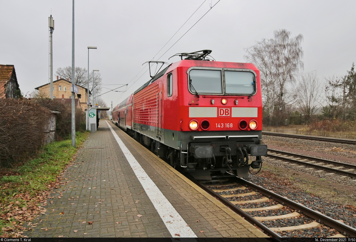 Der Fahrplanwechsel sorgte vielerorts für Veränderungen – und auch Überraschungen. In Halle (Saale) sind es die Dosto-Garnituren mit 143ern, die nun auf der  neuen  S47 zwischen Halle(Saale)Hbf und Halle-Trotha pendeln. Dies wurde durch die Linienänderung der S3 nötig, die nun Wurzen mit Halle-Nietleben statt -Trotha verbindet.
An einem der ersten Einsatztage wartet 143 168-3 auf Gleis 1 im Bahnhof Halle-Trotha auf Abfahrt.

🧰 S-Bahn Mitteldeutschland (DB Regio Südost)
🚝 S 37715 (S47) Halle-Trotha–Halle(Saale)Hbf
🚩 Bahnstrecke Halle–Vienenburg (KBS 330)
🕓 16.12.2021 | 11:50 Uhr