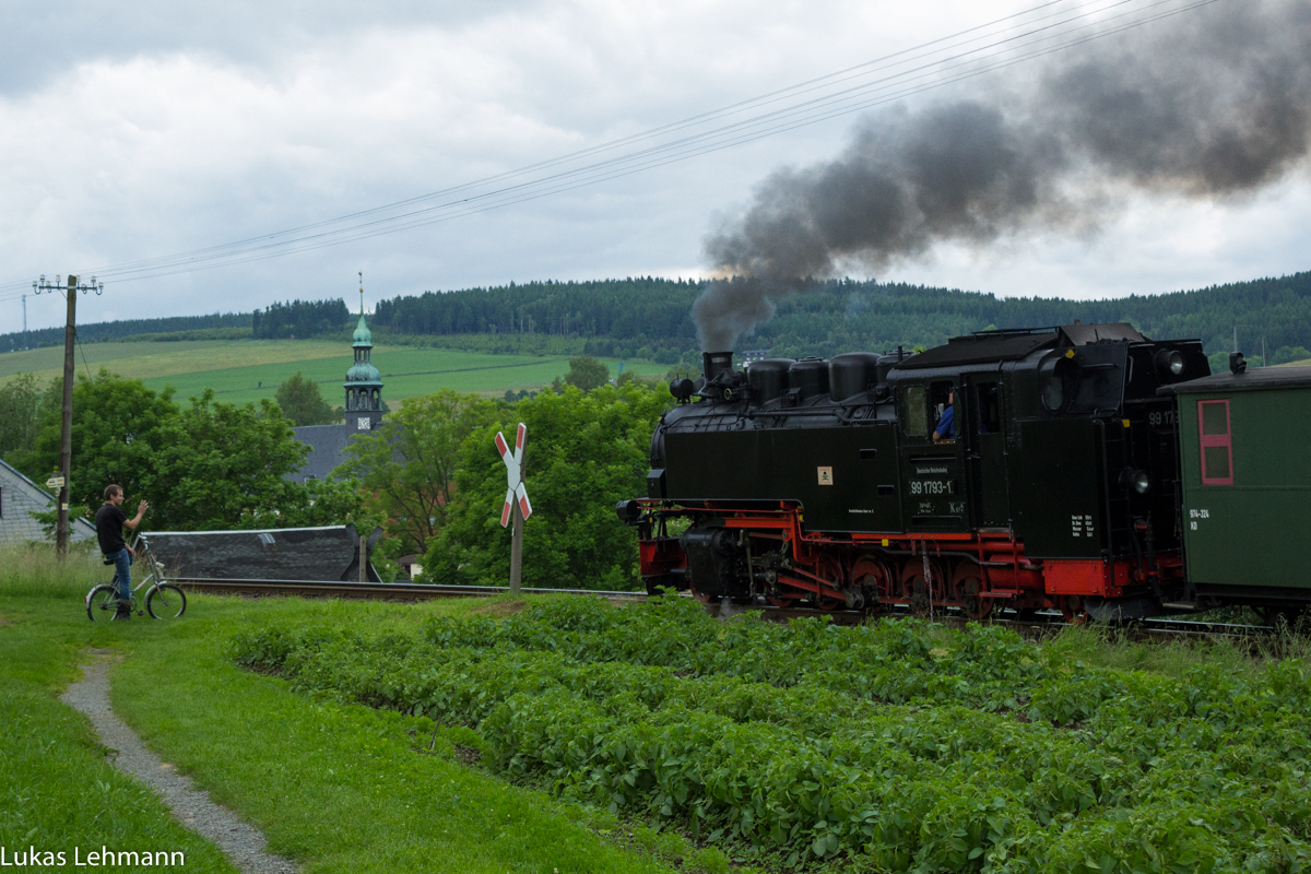 Der Fahrradfahrer Felix grüßt den Dampflokomotivführer in Neudorf, 20.06.2016
