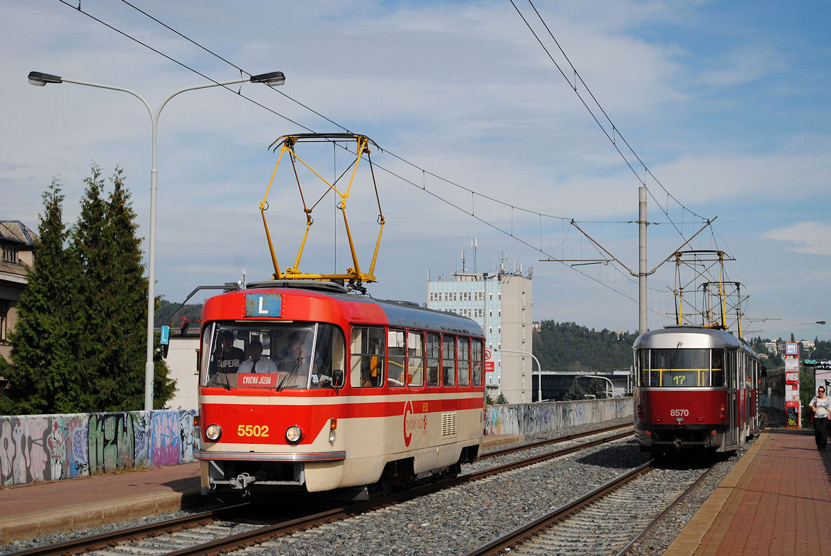 Der Fahrschulwagen 5502, der 1985 aus dem T3 6197 umgebaut wurde, erreicht die Haltestelle Modranska skola. (16.09.2015 )