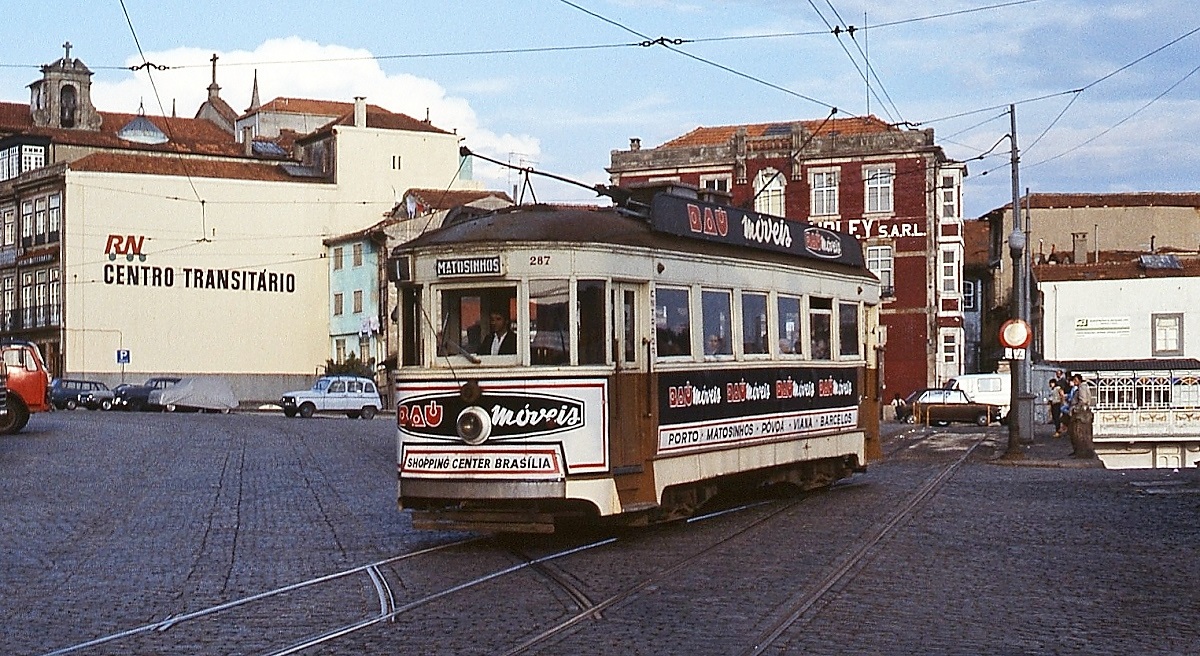Der Famillereux-Triebwagen 287 der Straßenbahn Porto verlässt im April 1984 die Endhaltestelle Infante