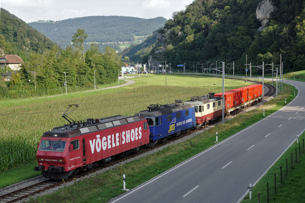 Der farbenfrohe OeBB Güterzug vom 13. August 2021.
DSF Re 456 094-2, + WRS Re 430-111 + TEE TR Re 421-393 kurz vor Oensingen.
Ab der Klus wurden noch zwei Kehrichtwagen mitgeführt.
Foto: Walter Ruetsch