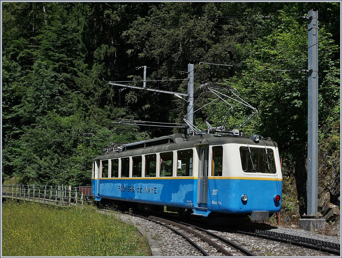 Der farblich etwas ungepflegte Bhe 2/4 207 verlässt Le Tremblex Richtung Caux.
3. Juli 2016