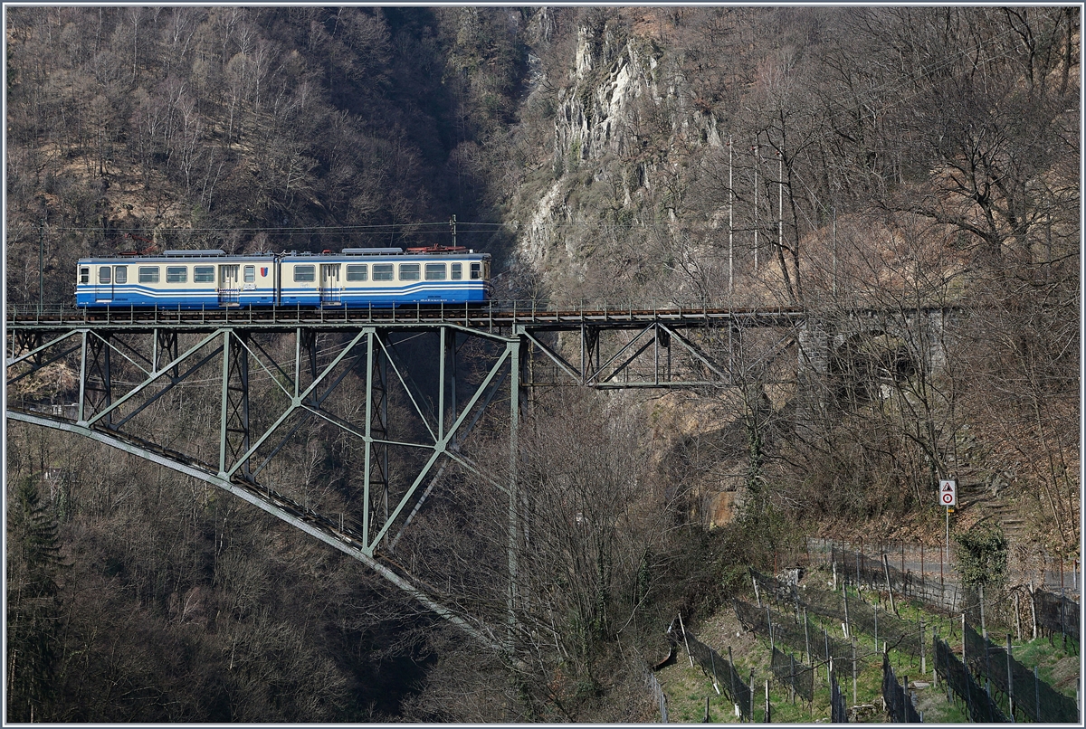 Der FART ABDe 6/6 31  Ticino  als Regionalzug 309 auf der Osorno Brücke bei Intragna.
Die beiden Triebzüge ABDe 6/6 31 und 32 wurden 1963 in Dienst gestellt und unterscheiden sich auf interessante Weise von den drei bei der 5SIF eingesetzten ABe 6/6 33 - 35. Letzte wurden 1968 als ABe 4/6 von der FLP beschafft und Ende der 70er Jahre an die SSIF verkauft, und von der FART umgebaut. 
20. März 2018
