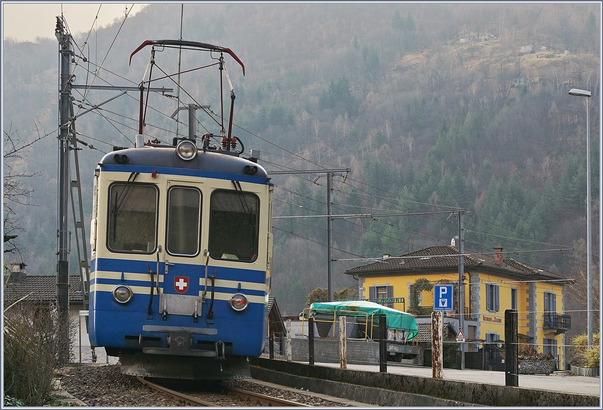 Der FART ABDe 6/6 31  Ticino  als Regionalzug 308 von Locarno nach Camedo erreicht seinen nächsten Halt Intragna.
20. März 2018