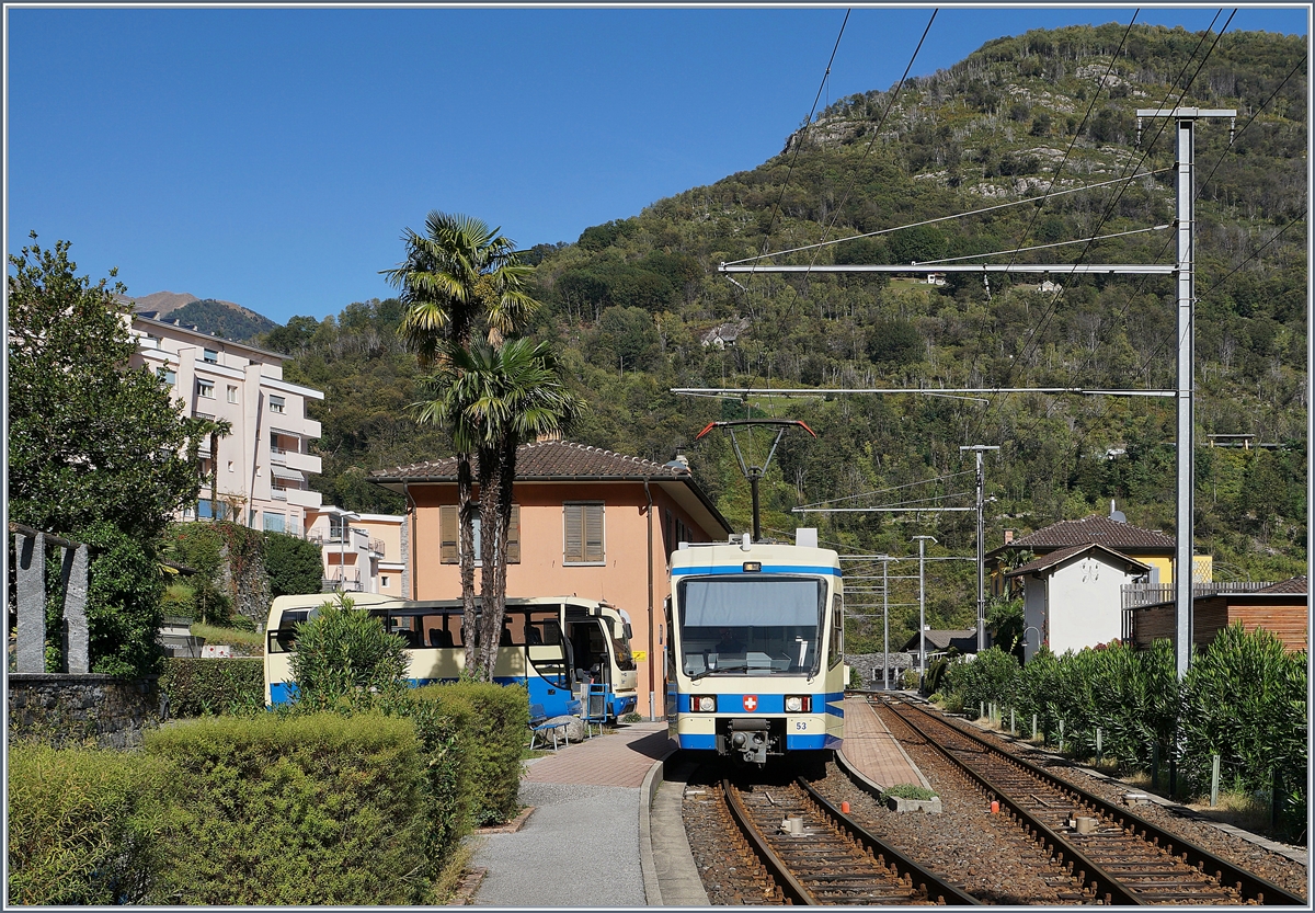 Der FART ABe 4/6 53 ist als Regionalzug 310 von Locarno nach Camedo unterwegs und hat Intragna erreicht, wo es einen Gegenzug abzuwarten gilt.

10. Okt. 2019