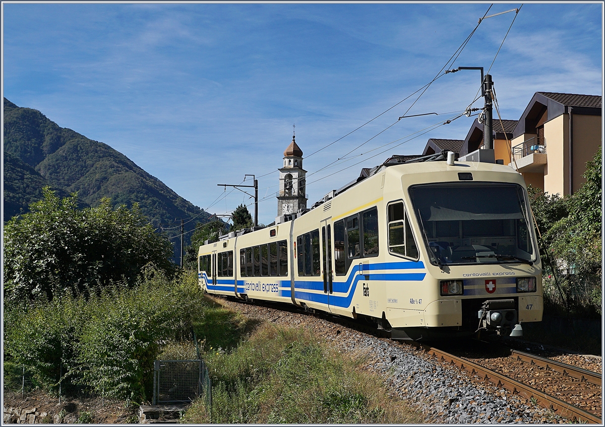 Der FART ABe 4/8 N° 47 ist als  Centovalli-Express  48 von Locarno nach Domodossla bei Tegna unterwegs.
2. Oktober 2018 