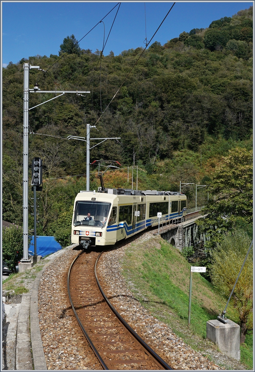 Der FART Centovalli Express ABe 4/8 42 erreicht von Locarno kommend Intragna. 

20. Sept. 2016