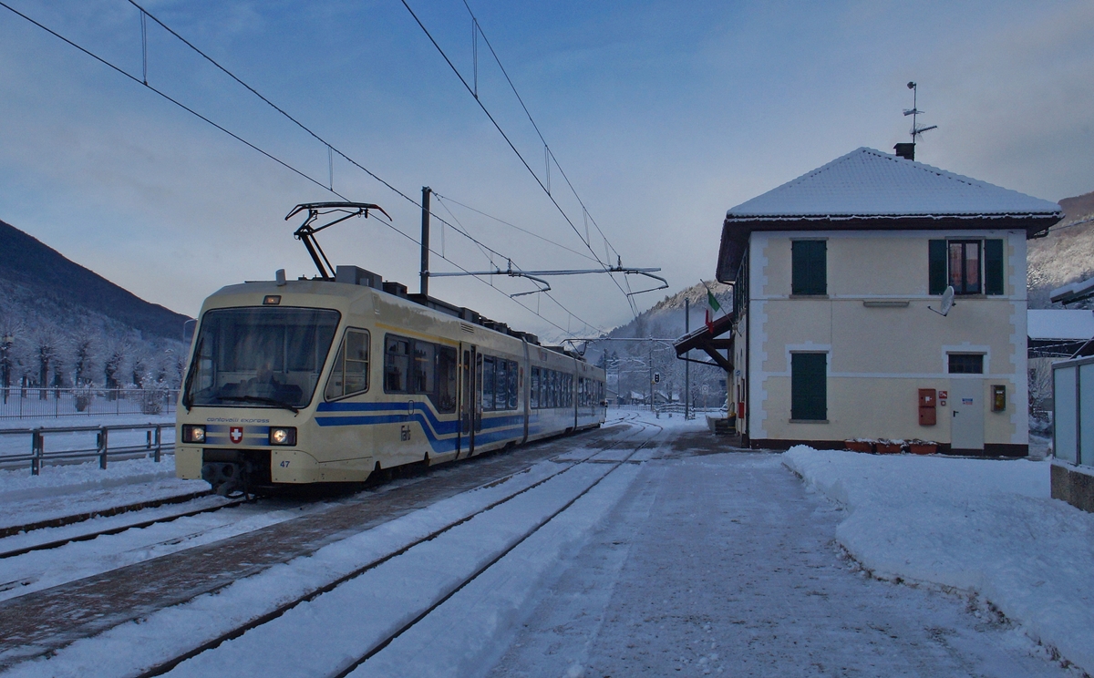 Der FART CEX 43 auf der Fahrt von Domodossola nach Locarno bei Halt in Druogno. 
8. Jan. 2016
