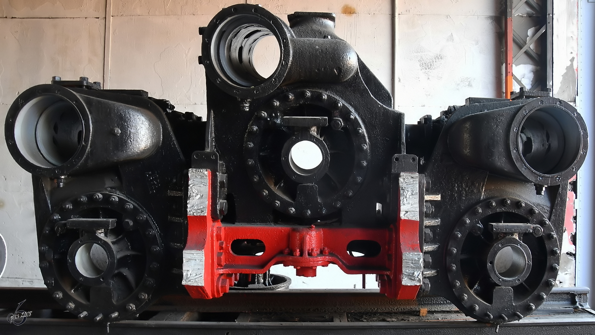 Der fast 8 Tonnen schwere Zylinderblock der Dampflokomotive 44 681. (Sächsisches Eisenbahnmuseum Chemnitz-Hilbersdorf, April 2018)